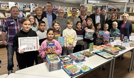 Freude bei der Übergabe der neuen Bücher an die Grundschulen