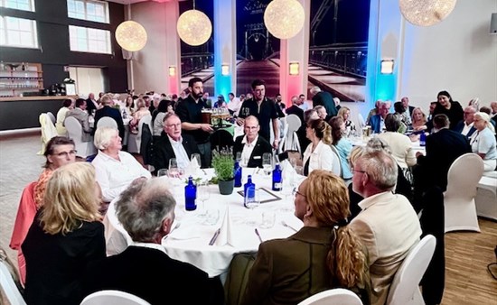 82 Gäste feierten zusammen das 40-jährige Bestehen des Rotary Clubs Varel-Friesland